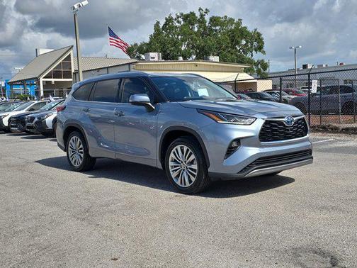 2023 Toyota Highlander Hybrid Platinum