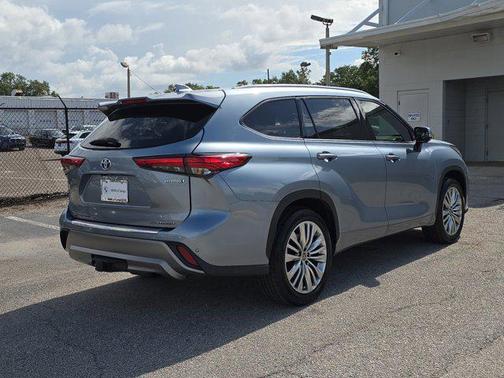 2023 Toyota Highlander Hybrid Platinum
