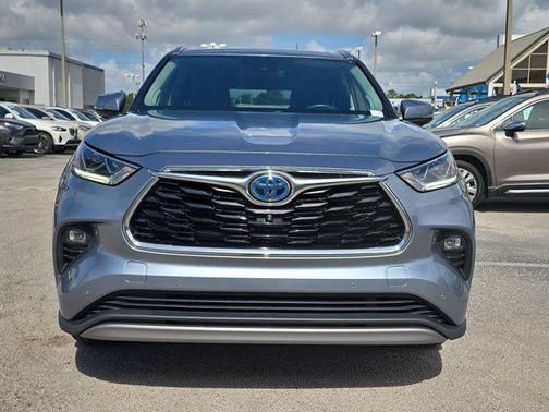 2023 Toyota Highlander Hybrid Platinum