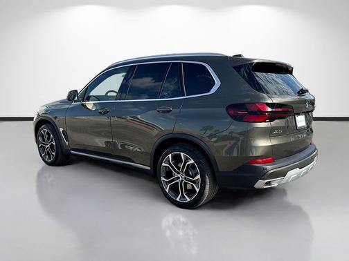 Manhattan Green Metallic 2026 BMW X5 xDrive40i