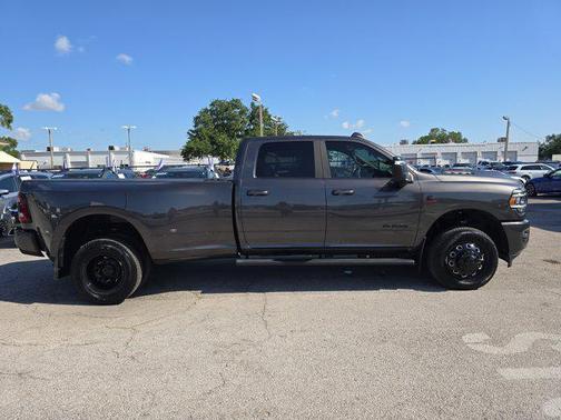 2024 RAM 3500 Laramie Crew Cab 4x4 8' Box