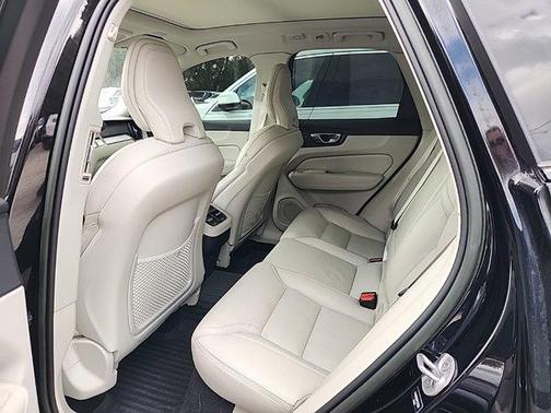 2023 Volvo XC60 B6 Ultimate Dark Theme