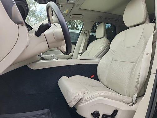 2023 Volvo XC60 B6 Ultimate Dark Theme