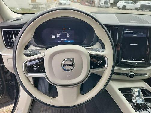 2023 Volvo XC60 B6 Ultimate Dark Theme