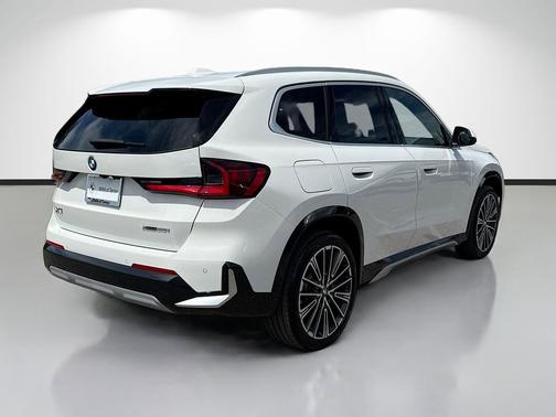 Alpine White 2026 BMW X1 xDrive28i