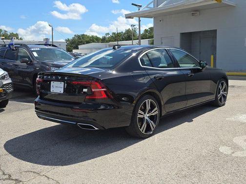 2022 Volvo S60 Recharge Plug-In Hybrid T8 Inscription
