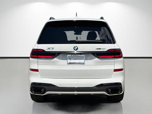Alpine White 2027 BMW X7 xDrive40i