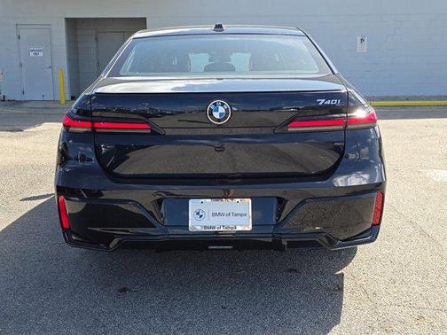 2025 BMW 740 i