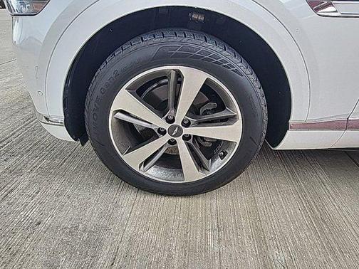 Uyuni White 2021 Genesis GV80 2.5T