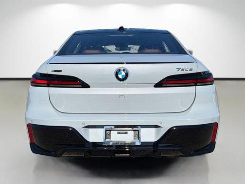 2026 BMW 750e i xDrive