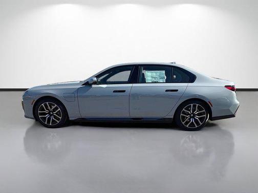 2026 BMW 750e i xDrive