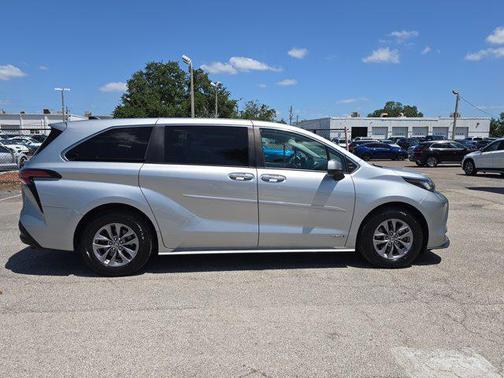 2021 Toyota Sienna XLE 7 Passenger