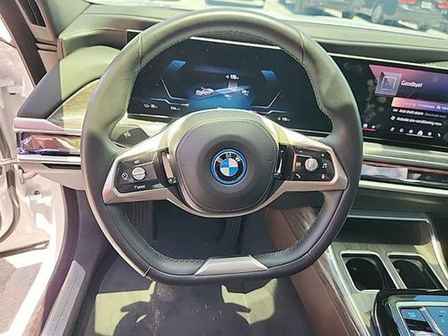 Mineral White Metallic 2025 BMW i7 eDrive50