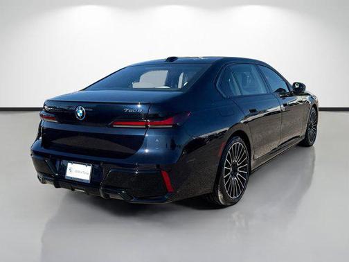 2026 BMW 750e i xDrive