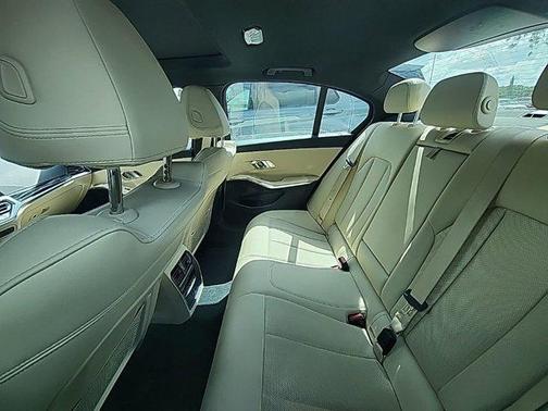 Alpine White 2022 BMW 330 330i