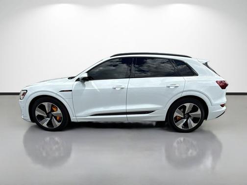 Glacier White Metallic 2022 Audi e-tron Premium Plus