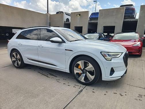 Glacier White Metallic 2022 Audi e-tron Premium Plus