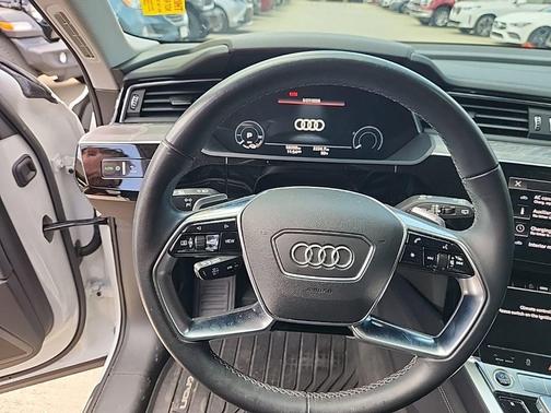 Glacier White Metallic 2022 Audi e-tron Premium Plus
