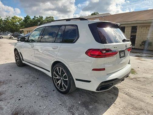 2022 BMW X7 M50i