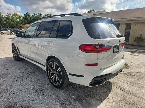2022 BMW X7 M50i