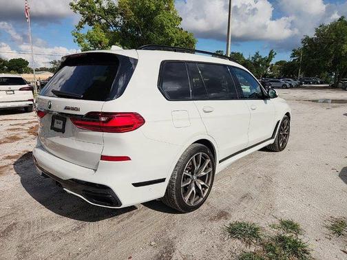 2022 BMW X7 M50i