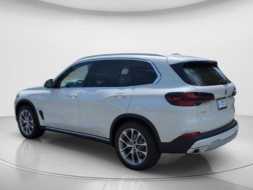 Mineral White Metallic 2026 BMW X5 xDrive40i