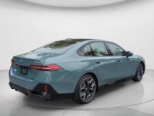 Cape York Green Metallic 2026 BMW 550e 550e xDrive