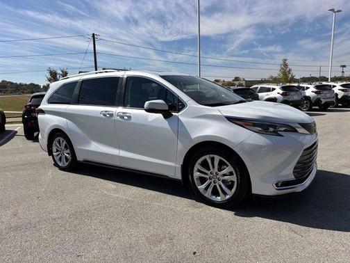 2022 Toyota Sienna Platinum 7 Passenger