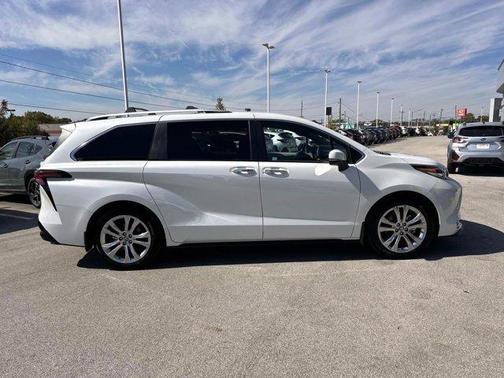 2022 Toyota Sienna Platinum 7 Passenger