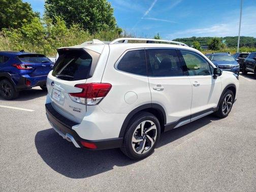 Crystal White Pearl 2022 Subaru Forester Touring