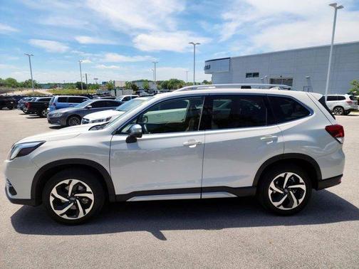 Crystal White Pearl 2022 Subaru Forester Touring