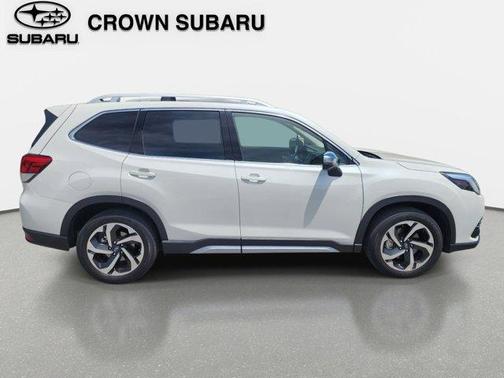 Crystal White Pearl 2022 Subaru Forester Touring