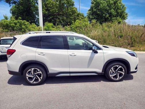 Crystal White Pearl 2022 Subaru Forester Touring