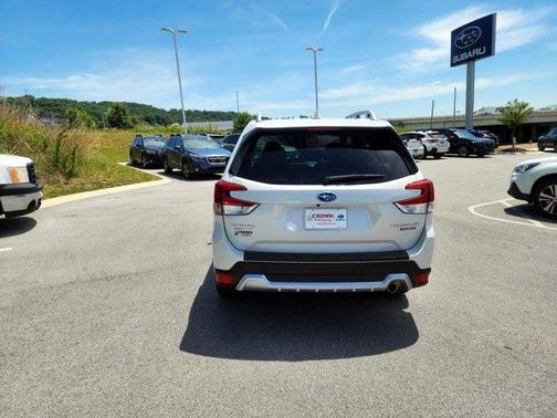 Crystal White Pearl 2022 Subaru Forester Touring