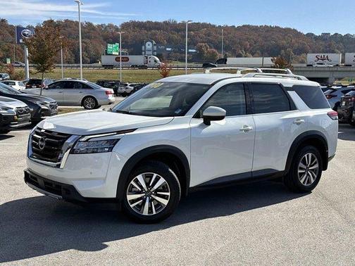 2024 Nissan Pathfinder SL