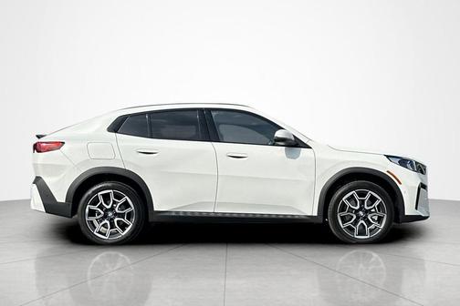 Alpine White 2026 BMW X2 xDrive28i