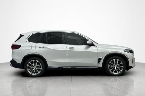Mineral White Metallic 2026 BMW X5 xDrive40i