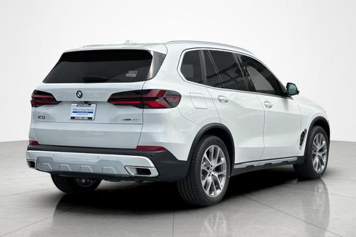 Mineral White Metallic 2026 BMW X5 xDrive40i