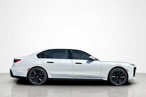 Mineral White Metallic 2026 BMW i7 eDrive50