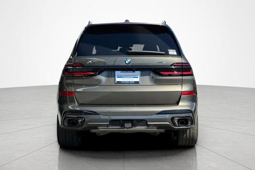 Manhattan Green Metallic 2026 BMW X7 xDrive40i