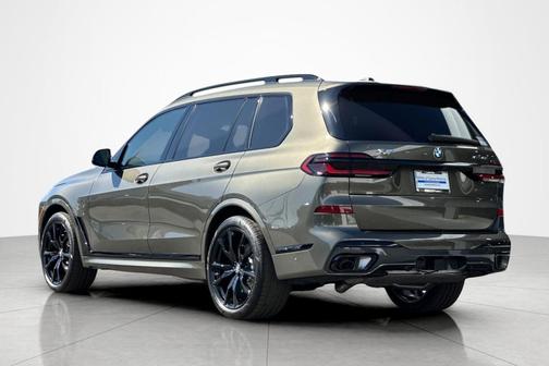 Manhattan Green Metallic 2026 BMW X7 xDrive40i
