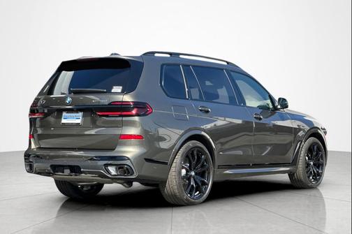 Manhattan Green Metallic 2026 BMW X7 xDrive40i