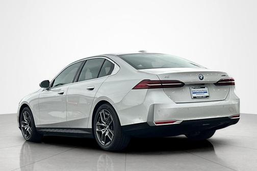 Mineral White Metallic 2026 BMW i5 eDrive40