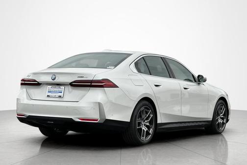Mineral White Metallic 2026 BMW i5 eDrive40