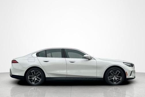 Mineral White Metallic 2026 BMW i5 eDrive40