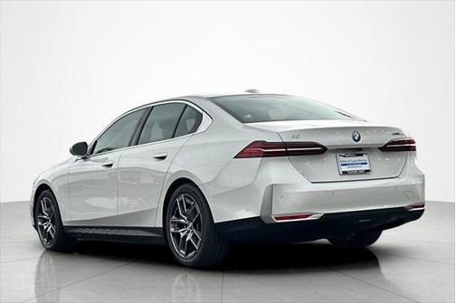 Mineral White Metallic 2026 BMW i5 eDrive40 Sedan