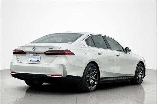 Mineral White Metallic 2026 BMW i5 eDrive40 Sedan