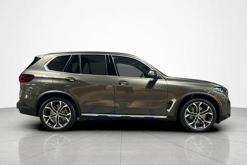 Manhattan Green Metallic 2026 BMW X5 PHEV xDrive50e