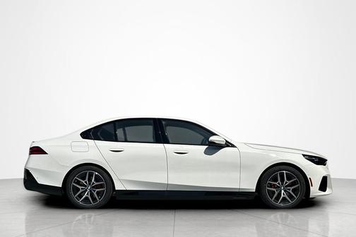 Alpine White 2026 BMW i5 eDrive40
