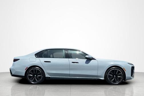 Brooklyn Grey Metallic 2023 BMW 740 i